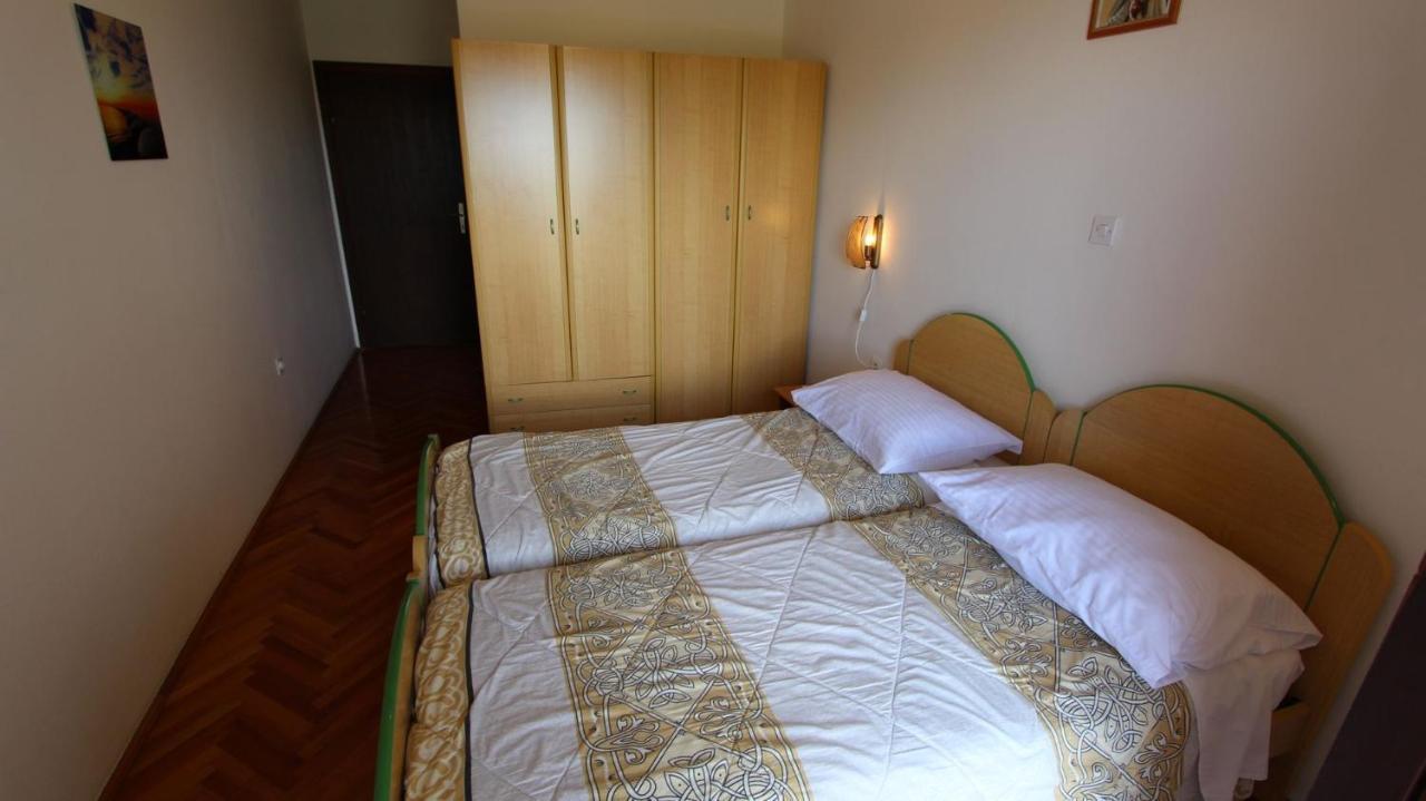Apartments And Rooms Jelka Malinska Exterior foto