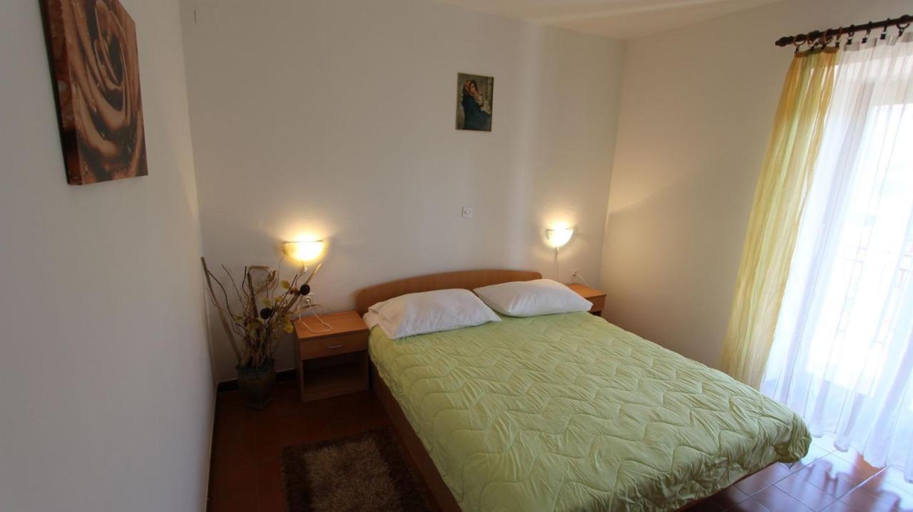 Apartments And Rooms Jelka Malinska Exterior foto