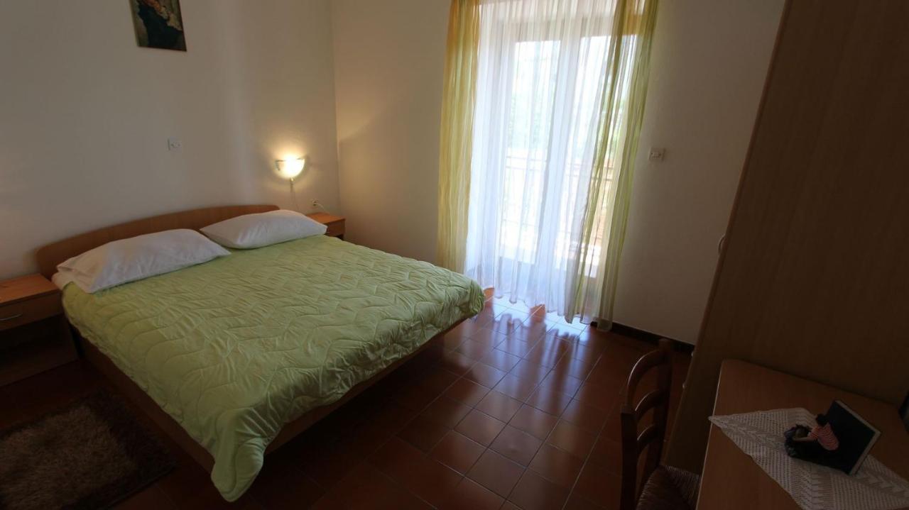 Apartments And Rooms Jelka Malinska Exterior foto