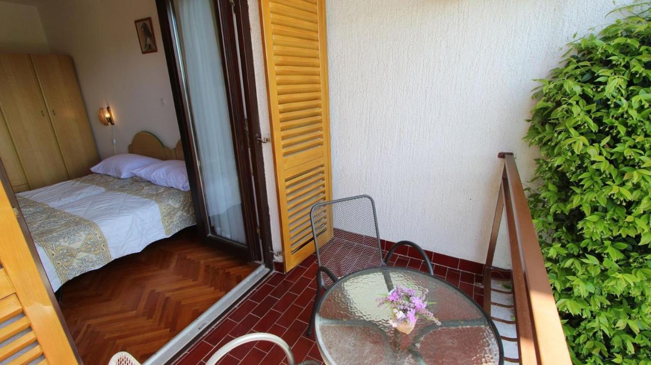 Apartments And Rooms Jelka Malinska Exterior foto