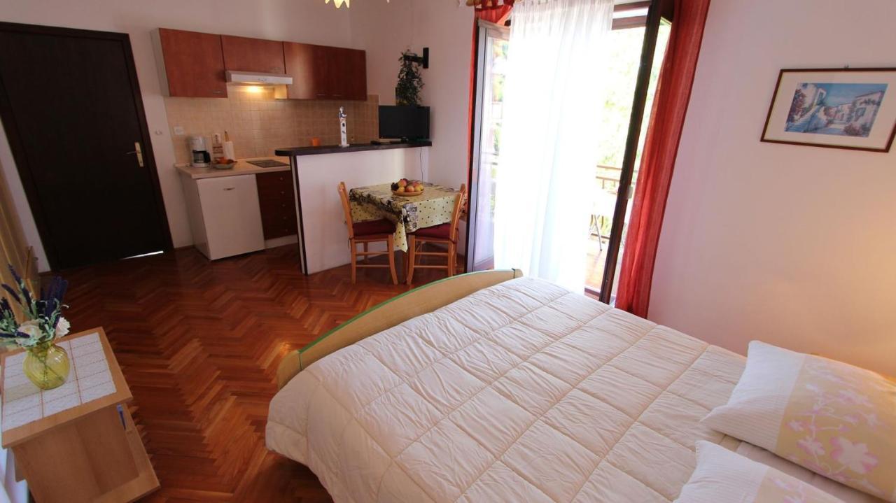 Apartments And Rooms Jelka Malinska Exterior foto