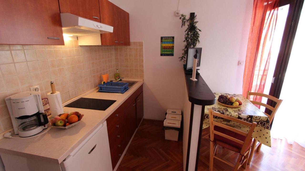 Apartments And Rooms Jelka Malinska Exterior foto