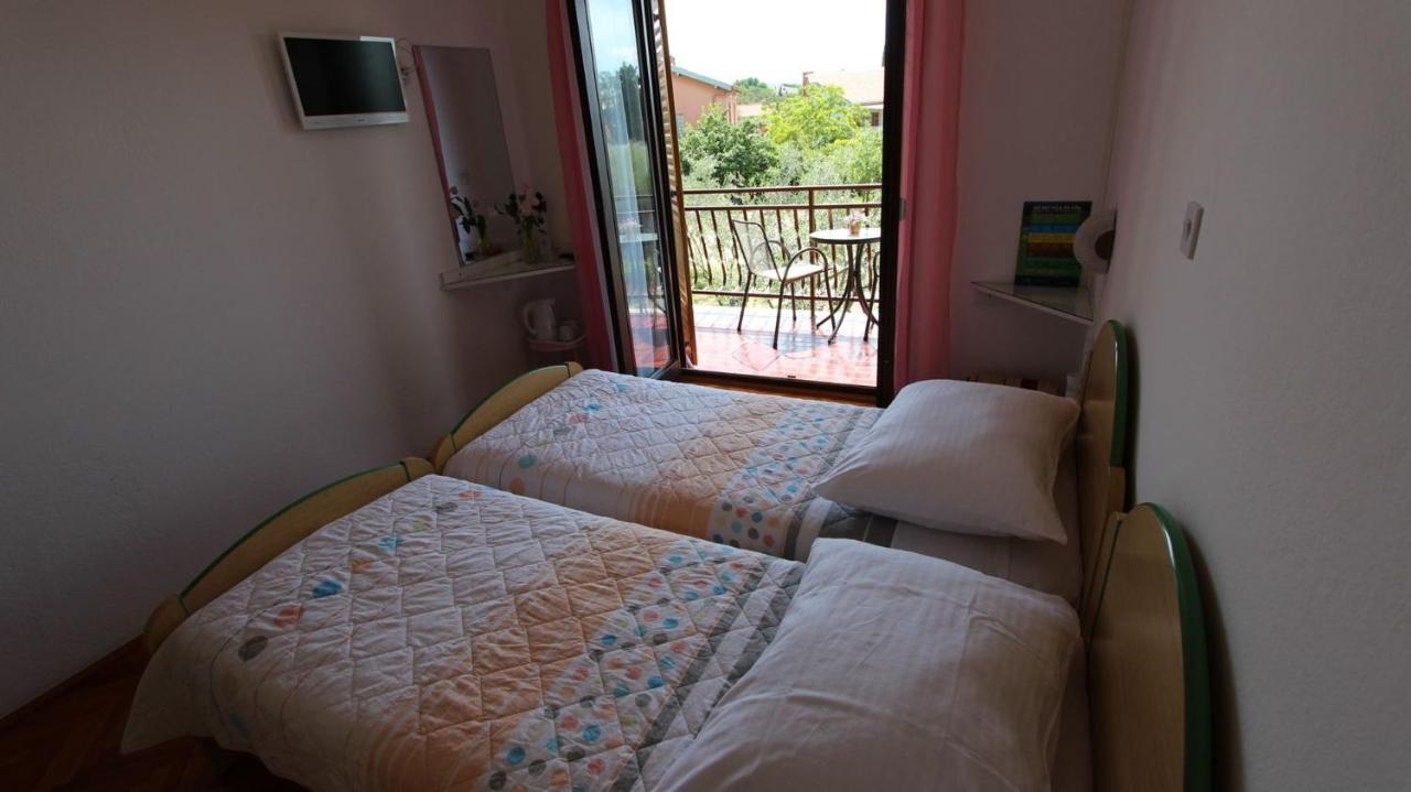 Apartments And Rooms Jelka Malinska Exterior foto
