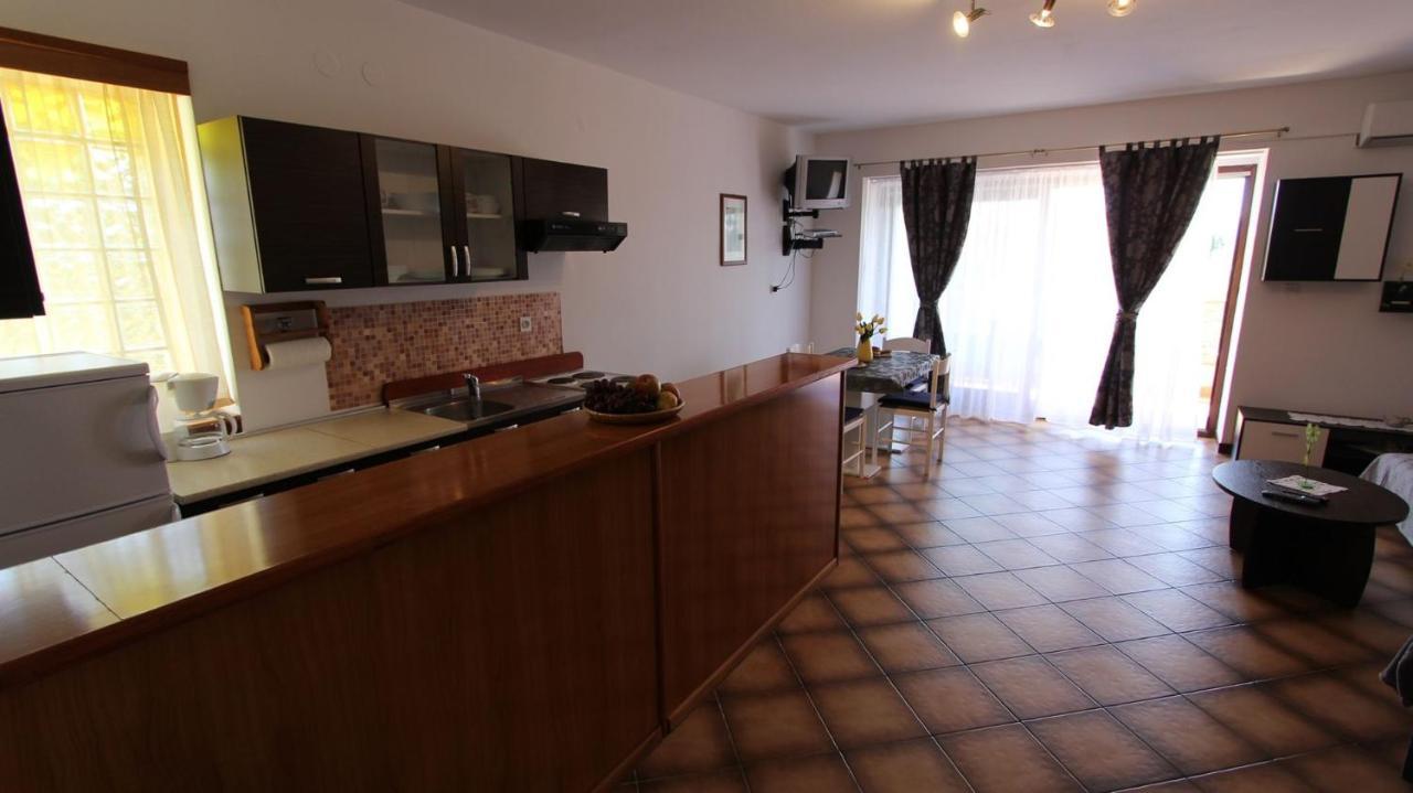 Apartments And Rooms Jelka Malinska Exterior foto