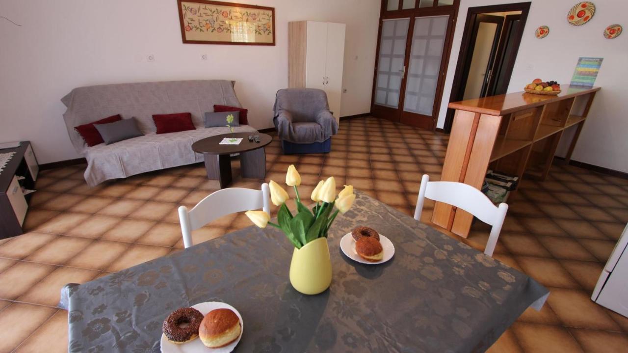Apartments And Rooms Jelka Malinska Exterior foto