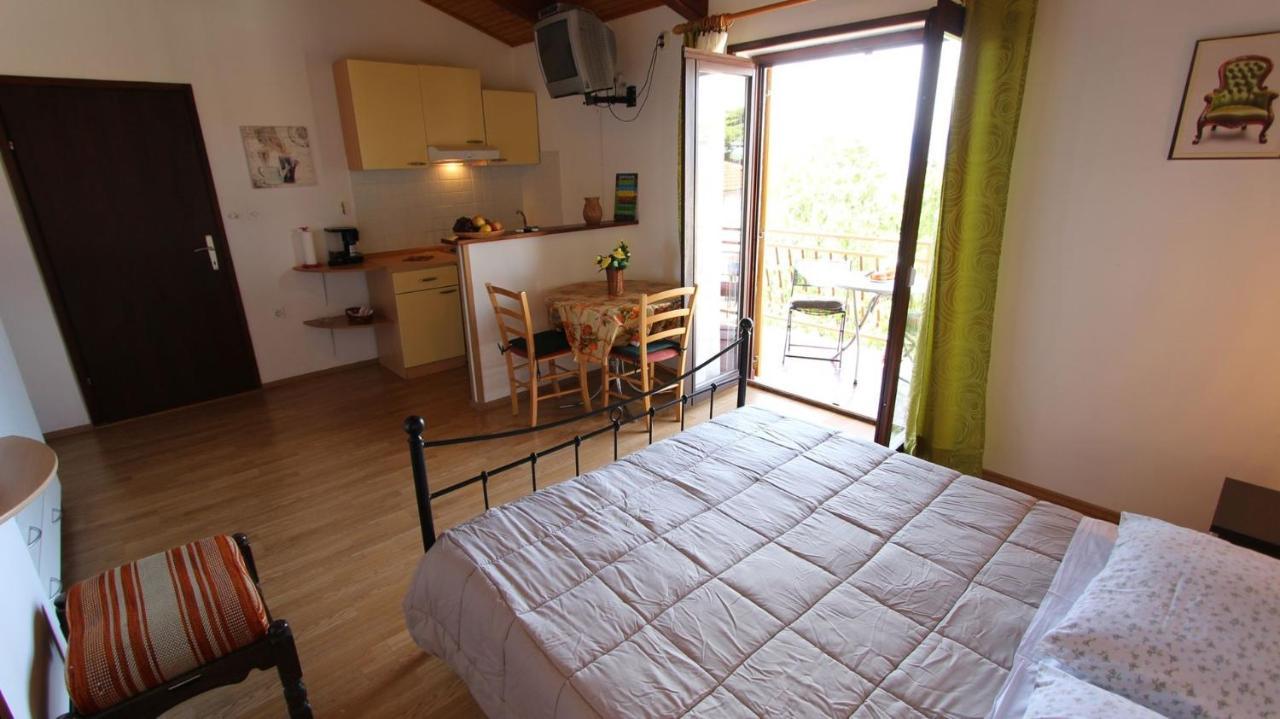 Apartments And Rooms Jelka Malinska Exterior foto